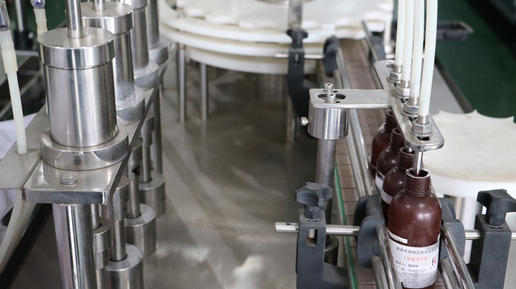 500 ml rund flaskepåfyllingsmaskin med tetning av hetten og starhjulet kjører